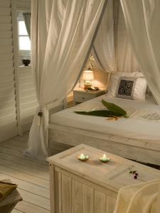 Ένα ή περισσότερα κρεβάτια σε δωμάτιο στο Opoa Beach Hotel