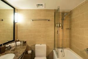 y baño con aseo, lavabo y ducha. en St. Ermin's Hotel, Autograph Collection, en Londres