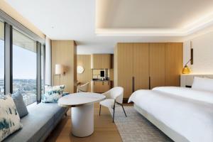 Postel nebo postele na pokoji v ubytování The Westin Yokohama