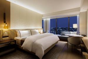 Postel nebo postele na pokoji v ubytování The Westin Yokohama