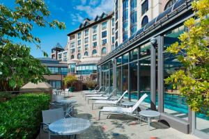 Bazén v ubytovaní Delta Hotels by Marriott Victoria Ocean Pointe Resort alebo v jeho blízkosti