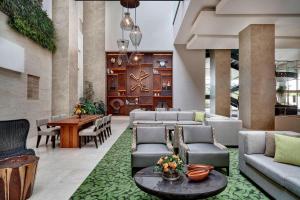 un vestíbulo con sofás, sillas y una mesa en Marriott Santa Cruz de la Sierra Hotel, en Santa Cruz de la Sierra