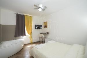 una camera con letto, vasca e lavandino di Balconi sul mare a Otranto