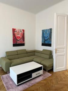 sala de estar con sofá y 2 pinturas en ARTLIVING Apartment-Top 3 Self check-in, en Graz