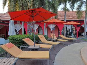 een rij stoelen en parasols op een patio bij PM Lake Mabprachan Pattaya in Ban Pong