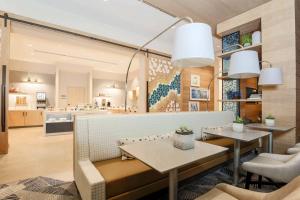 un restaurante con mesa y sillas y una cocina en Residence Inn by Marriott Dallas Frisco en Frisco
