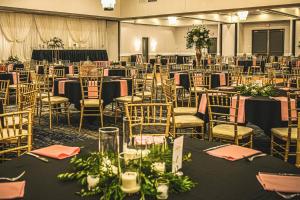 una sala de banquetes vacía con mesas y sillas con flores en Delta Hotels by Marriott Cincinnati Sharonville, en Sharonville