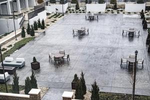 a courtyard with tables and chairs in the rain at Delta Hotels by Marriott Cincinnati Sharonville in Sharonville