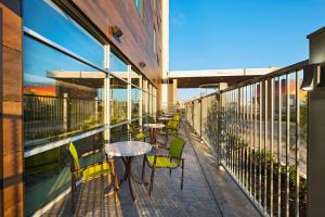 un patio con tavoli e sedie su un balcone di SpringHill Suites Waco a Waco