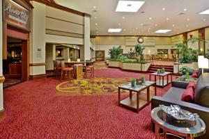 a lobby of a hotel with couches and tables at Columbus Airport Marriott in Columbus