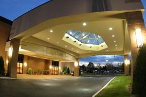 a lobby of a hotel with a skylight at Columbus Airport Marriott in Columbus