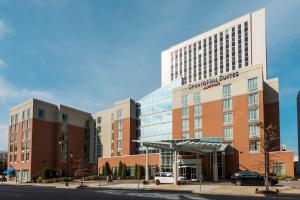 uma representação de um edifício hospitalar com um parque de estacionamento em SpringHill Suites by Marriott Birmingham Downtown at UAB em Birmingham