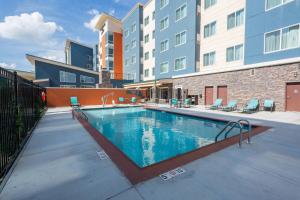 uma imagem de uma piscina num complexo de apartamentos em Residence Inn by Marriott Oklahoma City Airport em Oklahoma City