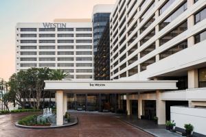 a view of the westin hotel from the courtyard at The Westin Los Angeles Airport in Los Angeles