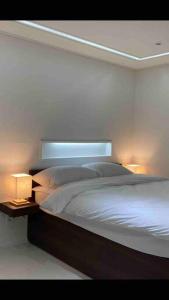 um quarto com uma cama com duas luzes em SeoAk YeonGa em Gyeongju