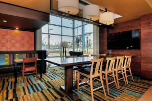 Fairfield Inn & Suites by Marriott Los Angeles Rosemead في روسيميد: غرفة طعام مع طاولة وكراسي