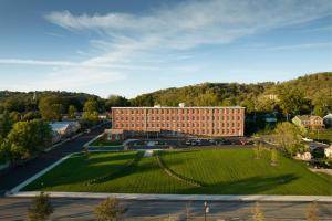 - une vue aérienne sur un grand bâtiment en briques avec un parc dans l'établissement Fairfield Inn & Suites Madison Historic Eagle Cotton Mill, à Madison