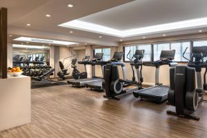 - une salle de sport avec tapis de course et machines elliptiques dans l'établissement Marriott Riverside at the Convention Center, à Riverside