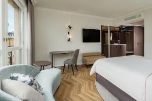 um quarto de hotel com uma cama e uma mesa em The Westin Grand Berlin em Berlim