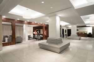 Lobbyn eller receptionsområdet på Sheraton Cavalier Saskatoon Hotel