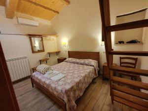una camera con un letto e un letto a castello con una scala di Borgo Sciugolo a Baselice