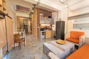 Zimmer mit Küche und Wohnzimmer in der Unterkunft 高雄駁二迴埕Return Trip in Kaohsiung