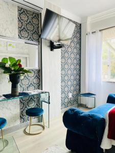 Abecor Hotel في ولكوم: غرفة معيشة مع أريكة وكراسي زرقاء