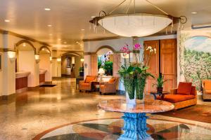 un vestíbulo con una mesa con un jarrón de flores. en Sacramento Marriott Rancho Cordova, en Rancho Cordova