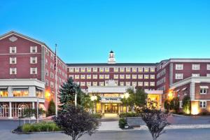 un gran edificio con árboles delante en The Westin Governor Morris, Morristown, en Morristown