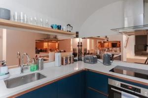 Kuhinja ili čajna kuhinja u objektu Spacious and Modern Apartment in Pimlico