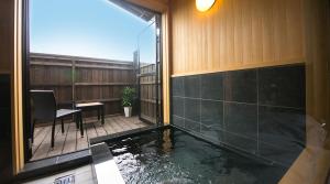 由布市にある旅館　由布山のパティオの真ん中にプールがある家
