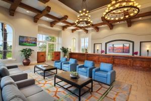 un gran vestíbulo con sillas azules y una sala de espera en Marriott's Shadow Ridge I - The Villages, en Palm Desert