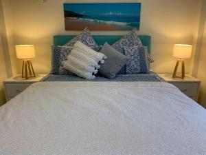 ParapBoutique Granny Flat的一间卧室配有一张带枕头的床和两盏灯。