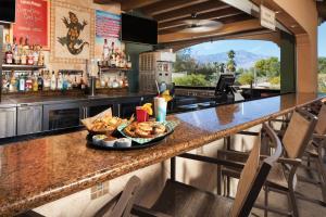 eine Bar mit einem Teller Essen auf der Theke in der Unterkunft Marriott's Shadow Ridge I - The Villages in Palm Desert