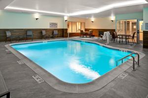 een groot zwembad in een hotelkamer bij Fairfield by Marriott Inn & Suites Somerset in Somerset