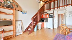 salon ze schodami i kuchnią w obiekcie Les Indes Galantes- 270E- Studio vue mer- 5 pers w Cap d'Agde