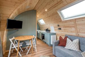 sala de estar con sofá y mesa en Country Glamping en Bishop Auckland