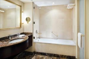 Koupelna v ubytování Sheraton Amman Al Nabil Hotel