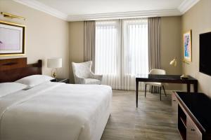 Postel nebo postele na pokoji v ubytování Sheraton Amman Al Nabil Hotel