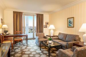 Posezení v ubytování Sheraton Amman Al Nabil Hotel