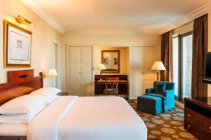 Postel nebo postele na pokoji v ubytování Sheraton Amman Al Nabil Hotel