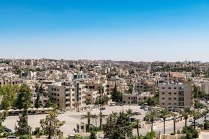 een luchtzicht op een stad met gebouwen bij Sheraton Amman Al Nabil Hotel in Amman