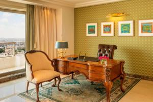 Posezení v ubytování Sheraton Amman Al Nabil Hotel