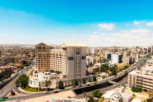 une vue aérienne sur une ville avec des bâtiments et une route dans l'établissement Sheraton Amman Al Nabil Hotel, à Amman