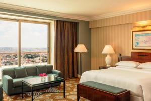 Postel nebo postele na pokoji v ubytování Sheraton Amman Al Nabil Hotel