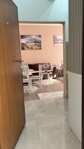 uma porta que leva a uma sala de estar com uma mesa em Apartment Downtown em Podgorica