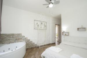 bagno bianco con vasca e letto di Balconi sul mare a Otranto