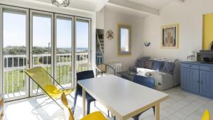 uma sala de estar com um sofá e uma mesa em Aquaplage- 105B- Studio vue mer- 5 pers em Cap d'Agde