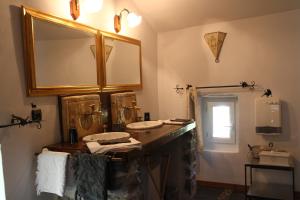 Koupelna v ubytování Mas de la Filoselle + 24 fotografií