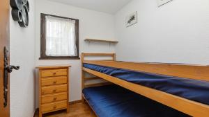 1 Schlafzimmer mit 2 Etagenbetten und einem Fenster in der Unterkunft Le Centaure- 307- Appart grande terrasse- 5 pers in Cap d'Agde